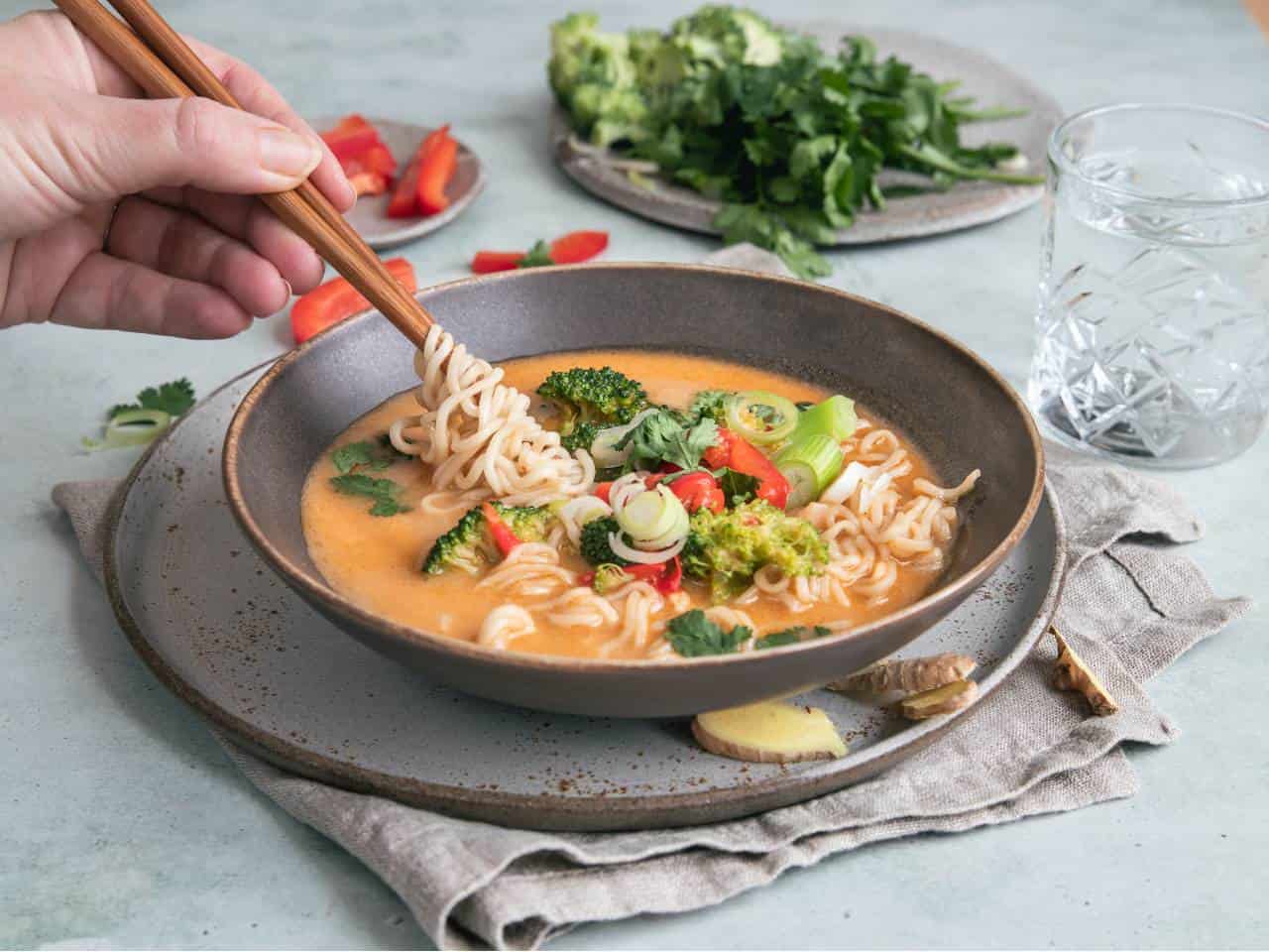 Thaise rode curry noodle soep