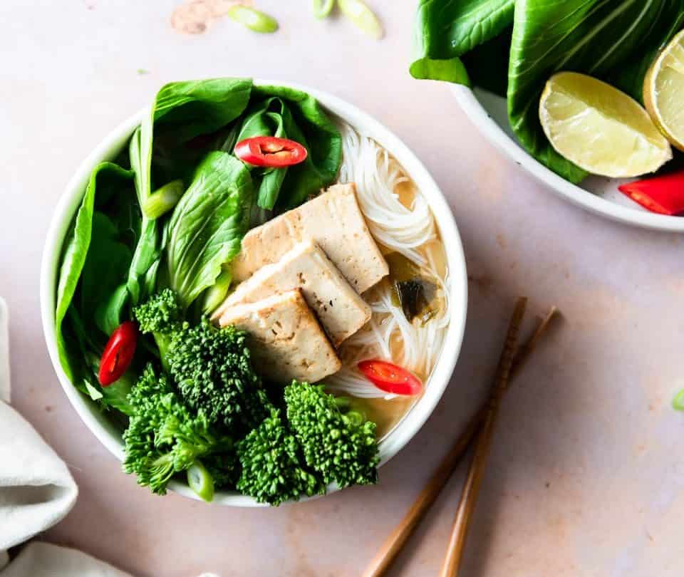 Vegan noodle soep met tofu
