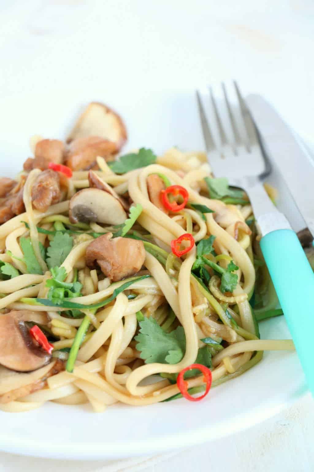 Gebakken noedels met kip, courgette en champignons