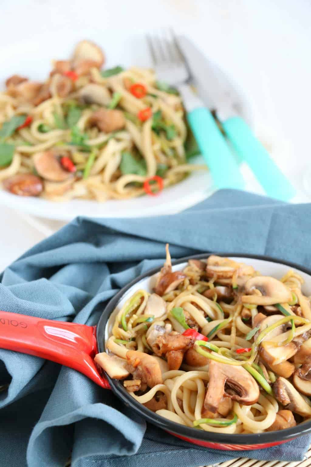 Gebakken noedels met kip, courgette en champignons