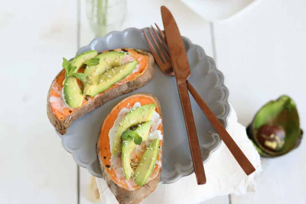 Zoete aardappel toast met avocado en geitenkaas van de grill