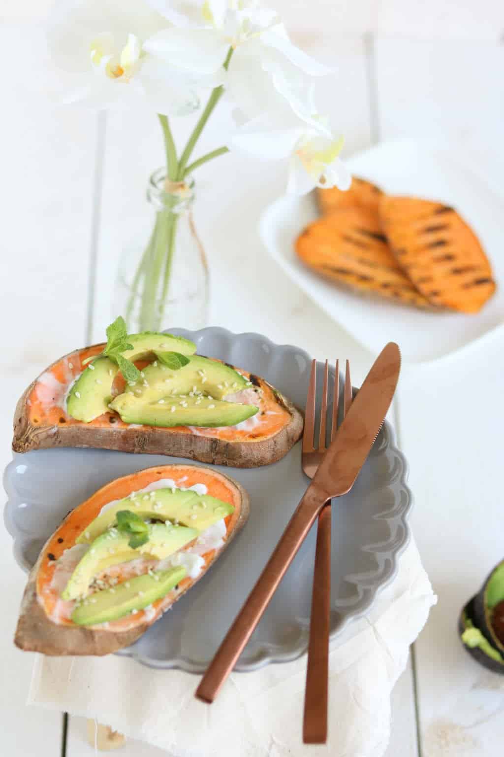 Zoete aardappel toast met avocado en geitenkaas van de grill