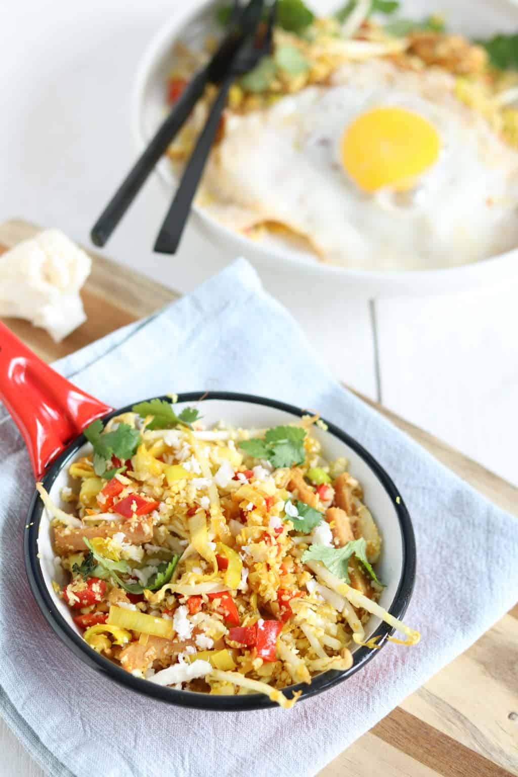 Voor als je graag meer groente wilt eten of minder koolhydraten dan is dit recept van bloemkool nasi met ei een uitkomst. Je mist de rijst niet eens. Super! #koolhydraatarm #bloemkoolrijst