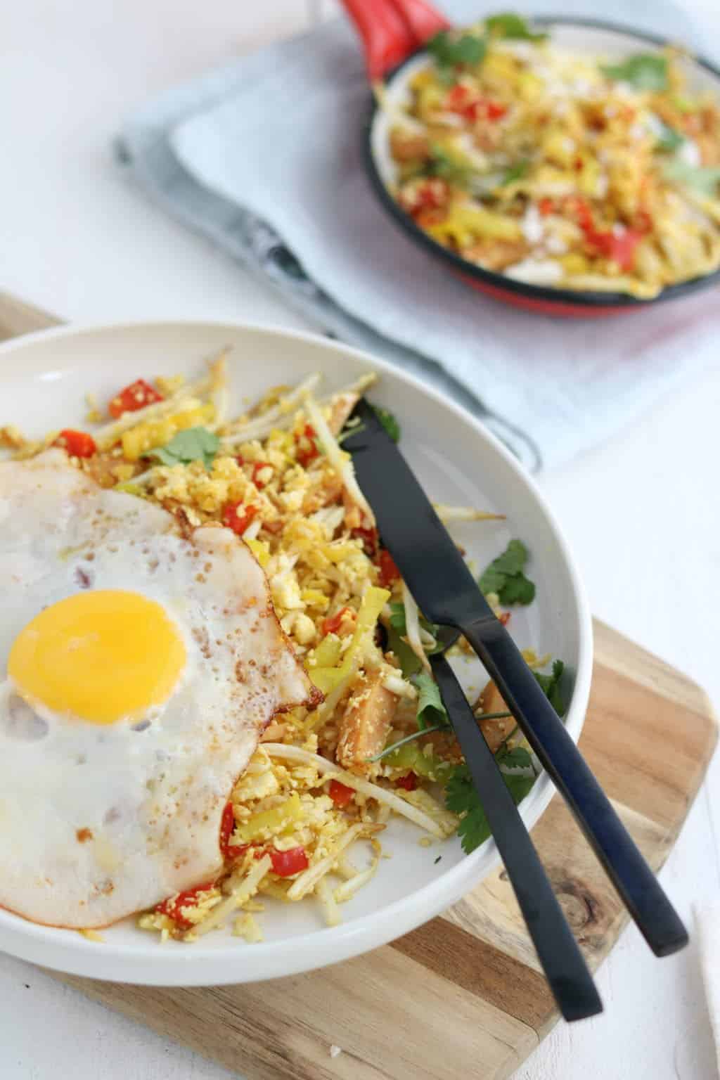 VVoor als je graag meer groente wilt eten of minder koolhydraten dan is dit recept van bloemkool nasi met ei een uitkomst. Je mist de rijst niet eens. Super! #koolhydraatarm #bloemkoolrijst