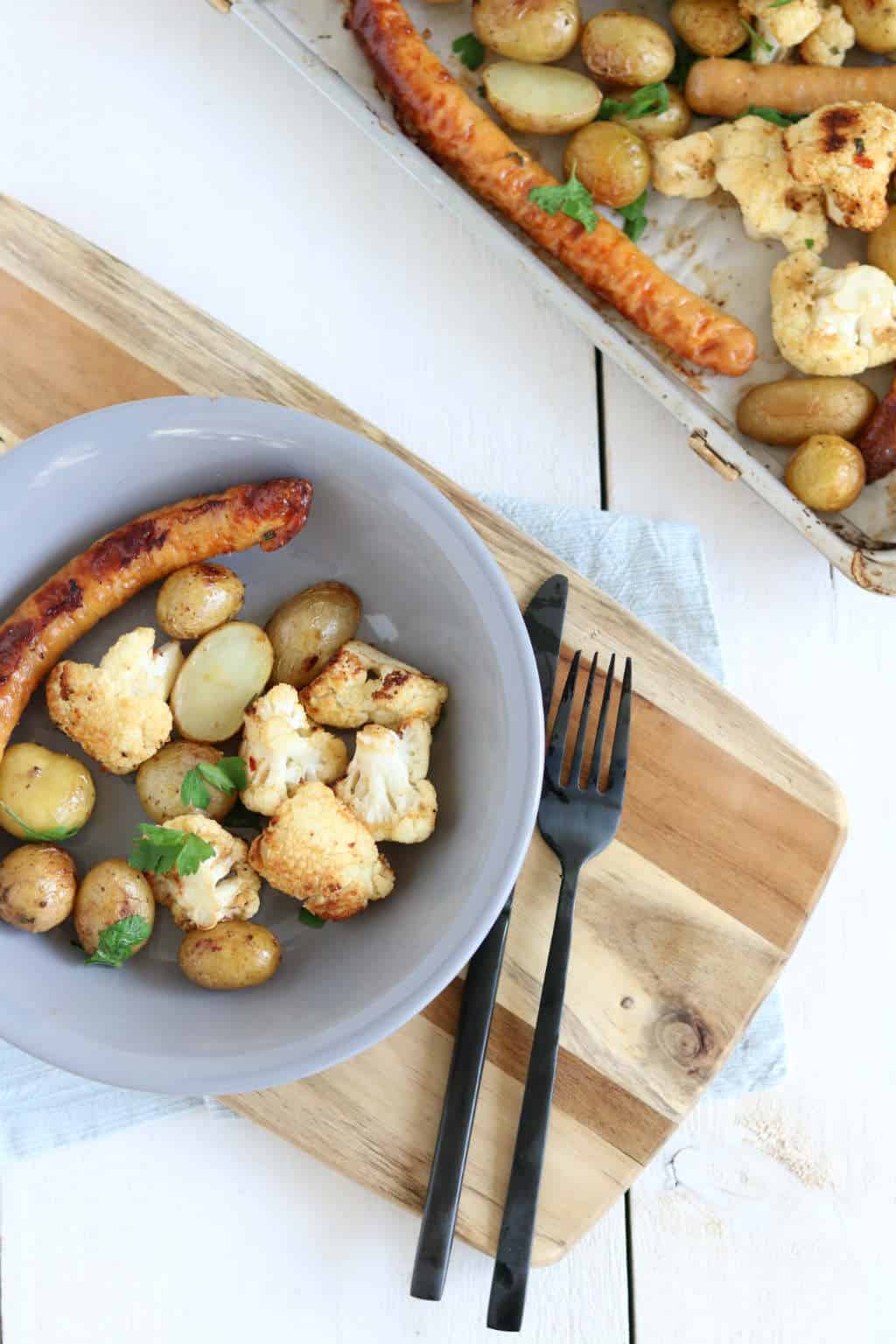 Traybake met bloemkool, krieltjes en worst 