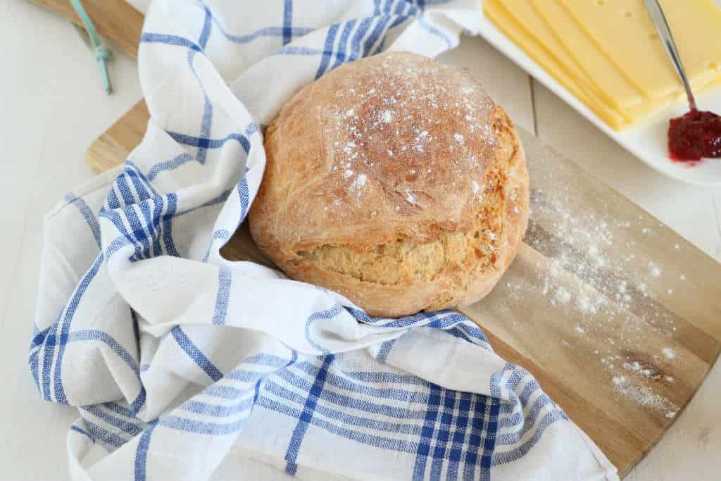 Een no knead bread recept is een zelfgemaakt brood zonder te kneden. Hiervoor heb je slechts 4 ingrediënten nodig. Dit brood kan niet mislukken.