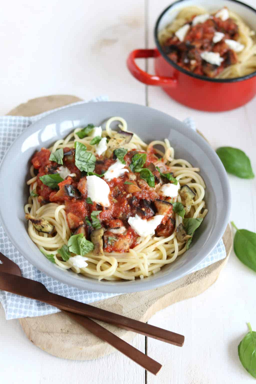 Spaghetti alla norma. Een vegetarische pasta saus met aubergines en mozzarella