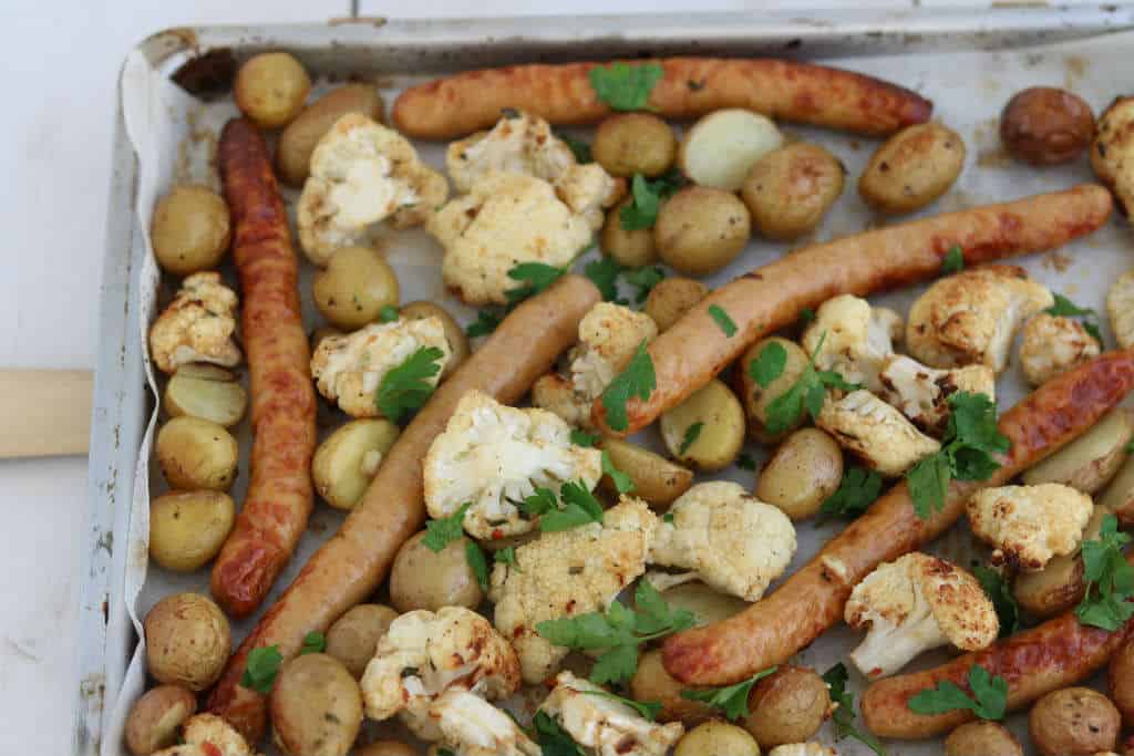 Traybake met bloemkool, krieltjes en worst 