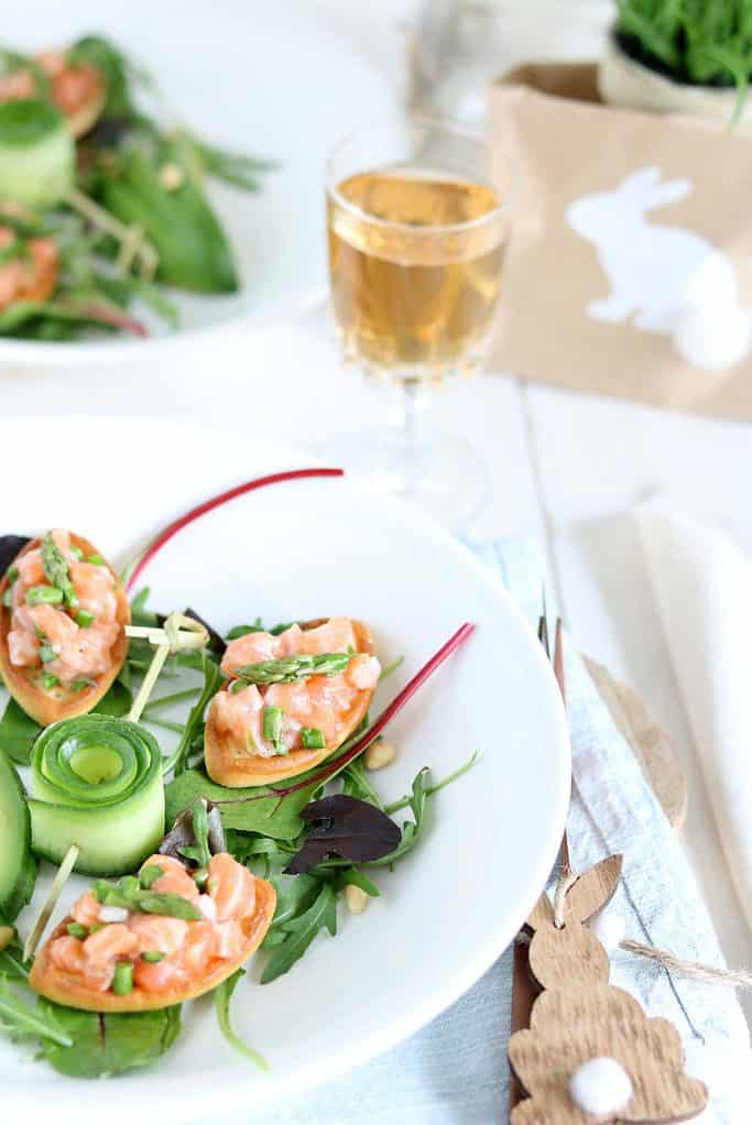 Zalmtartaar met groene asperges op toast. Een makkelijk en feestelijk voorgerecht voor Pasen