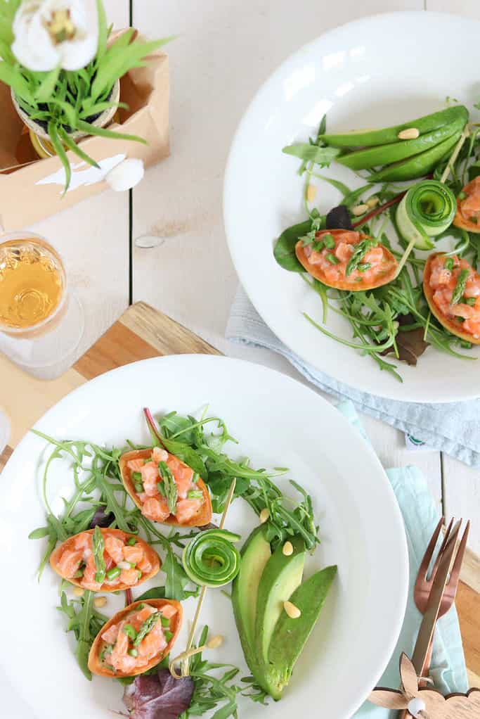 Zalmtartaar met groene asperges op toast. Een makkelijk en feestelijk voorgerecht voor Pasen
