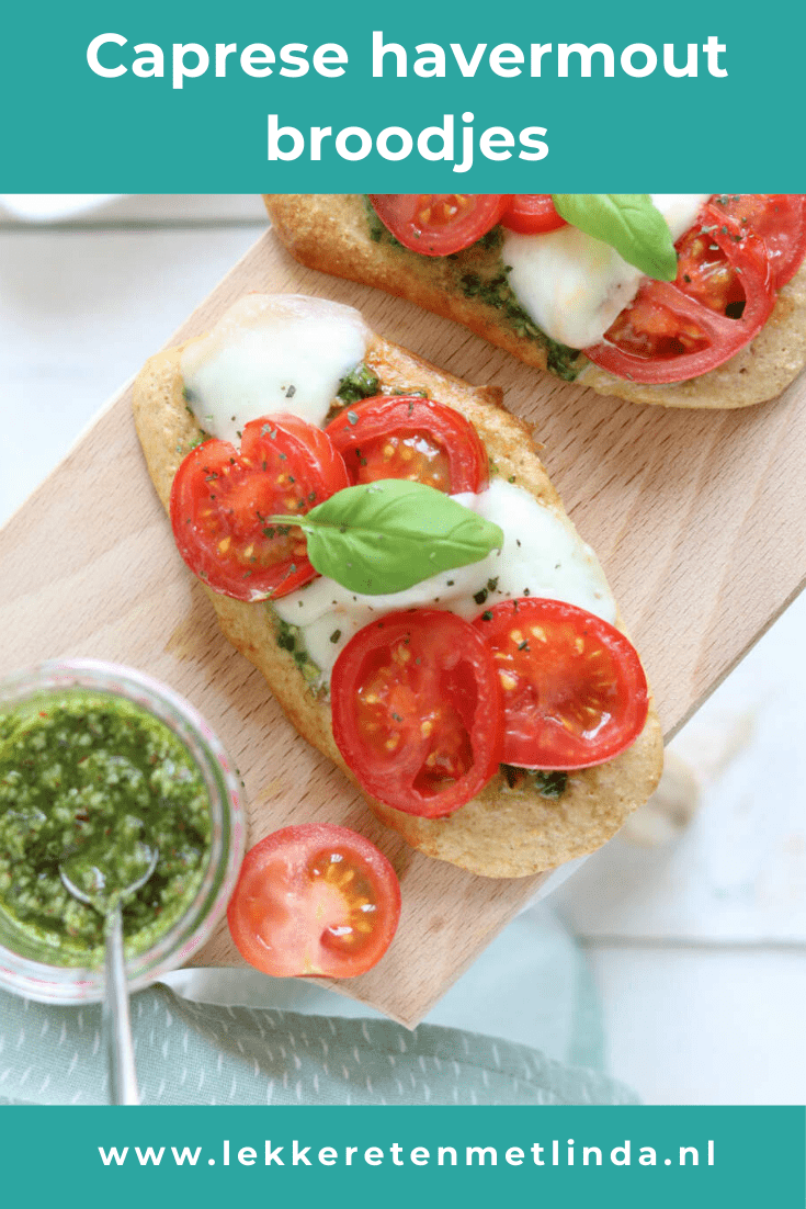 Caprese broodjes van havermout. Een caprese recept maar dan net even anders. Maak eerst havermout broodjes en beleg dit met pesto, tomaat en mozzarella voor een heerlijk lunch recept. 