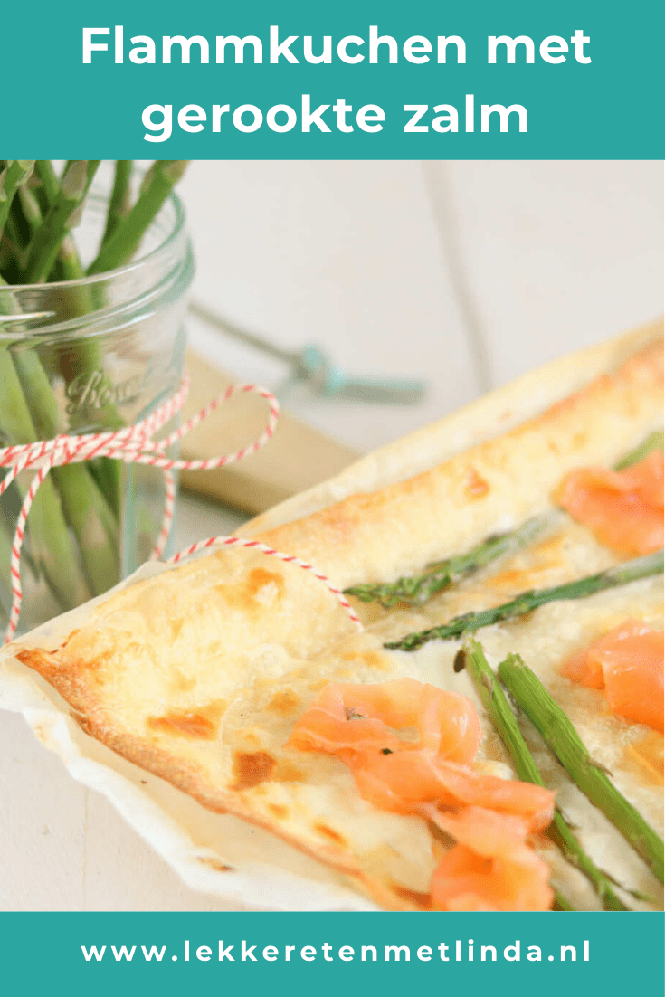 Flammkuchen met zalm en asperges. Het deeg voor de flammkuchen maak je zelf of gebruik vers deeg. Het beleg van de plaattaart zijn slechts 3 ingrediënten. Klik snel op de foto voor het recept. #zalm #hapje #pasen 
