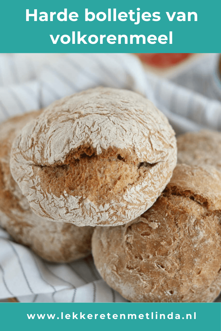Kleine harde bolletjes maken van volkorenmeel. Zelf brood bakken uit de pan is makkelijk en weinig werk. Deze volkoren bollen maak je lekker voor het weekend, brunch of Pasen. Klik snel op de foto voor het recept. #broodmaken #brood #pasen 