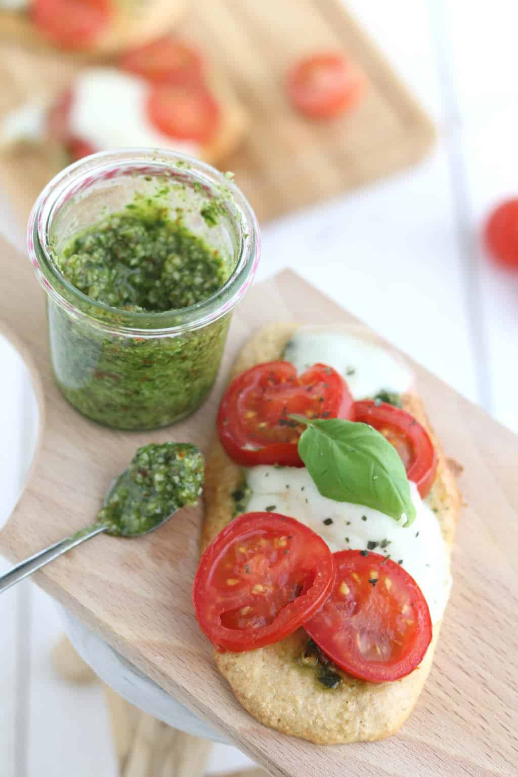 Zowel warm als koud zijn deze caprese broodjes heerlijk, gemaakt van havermout en amandelmeel. Het deeg hoeft niet te rijzen of gekneed te worden. Een makkelijk recept voor de lunch of het ontbijt.