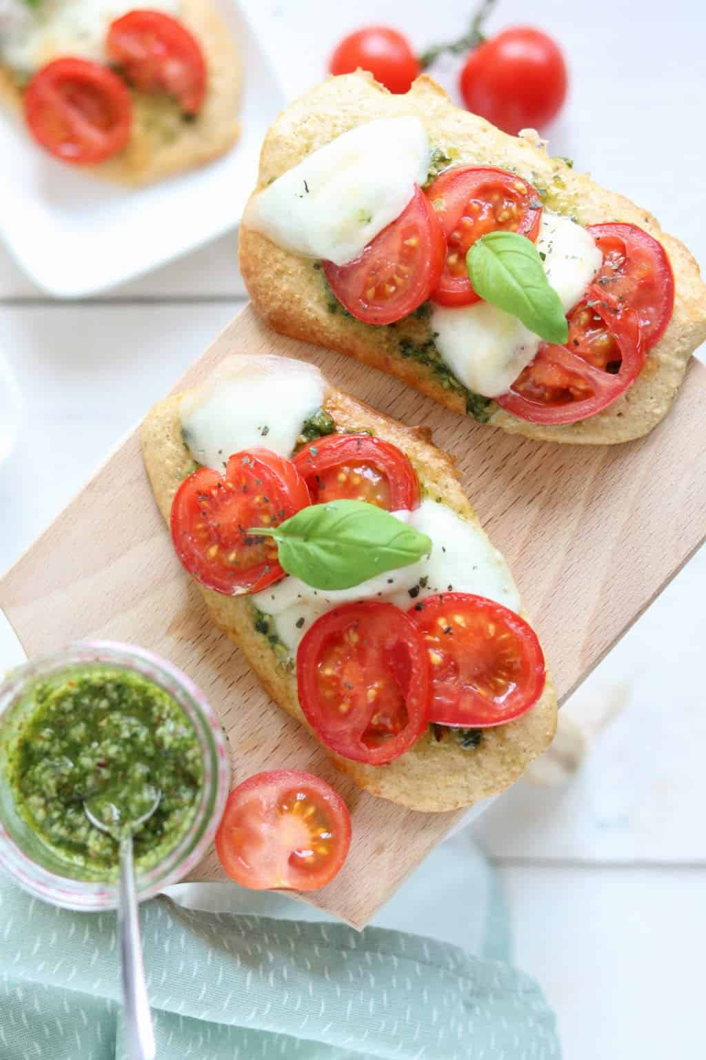 Zowel warm als koud zijn deze caprese broodjes heerlijk, gemaakt van havermout en amandelmeel. Het deeg hoeft niet te rijzen of gekneed te worden. Een makkelijk recept voor de lunch of het ontbijt.