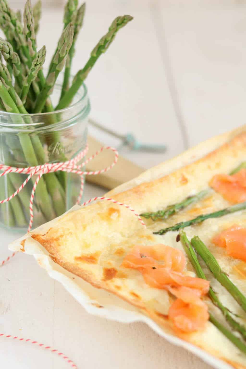 Flammkuchen met zalm en asperges. Het deeg voor de flammkuchen maak je zelf of gebruik vers deeg. Het beleg van de plaattaart zijn slechts 3 ingrediënten. Klik snel op de foto voor het recept. #zalm #hapje #pasen 