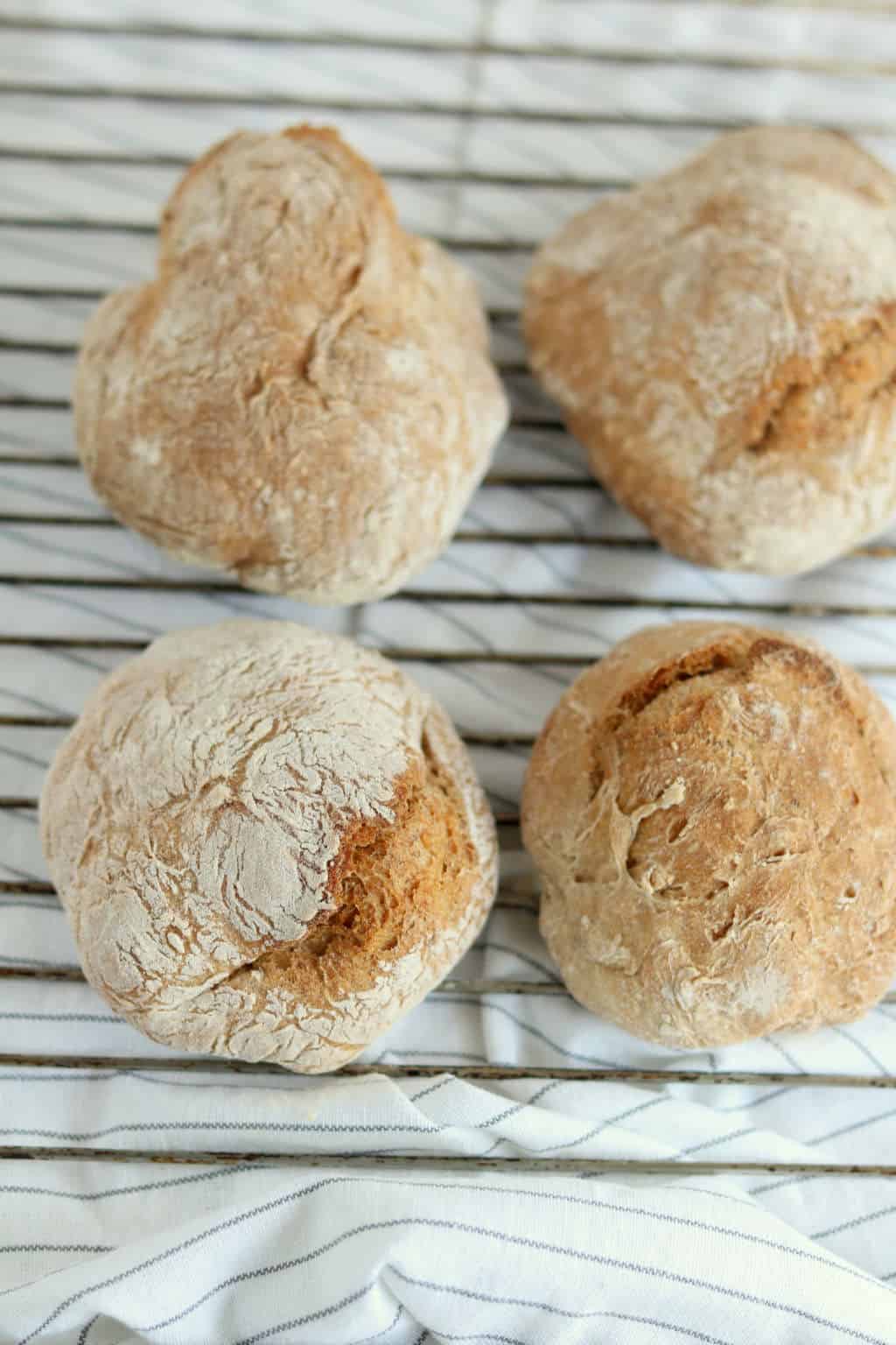Harde bolletjes met volkorenmeel. Zelf brood maken is makkelijk met dit brood recept uit de pan. Klik snel op de foto om te zien hoe je dit gezonde volkoren brood kunt maken. 