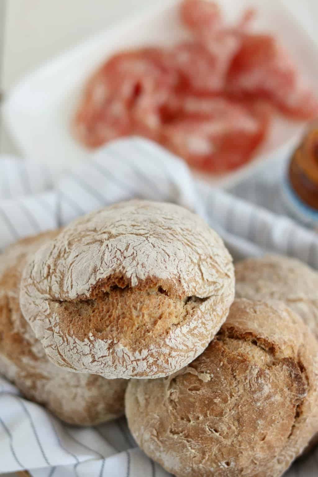 Kleine harde bolletjes maken van volkorenmeel. Zelf brood bakken uit de pan is makkelijk en weinig werk. Deze volkoren bollen maak je lekker voor het weekend, brunch of Pasen. 