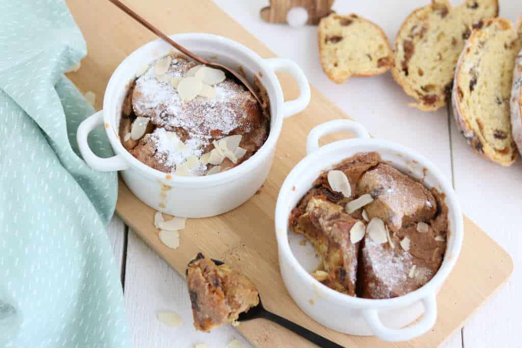 Krentenbrood pudding uit de oven