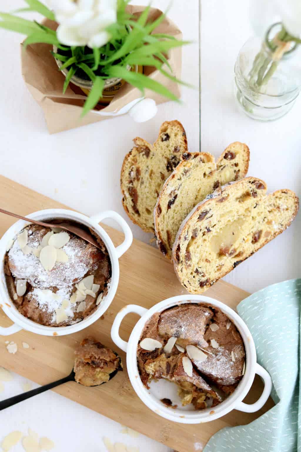 Een ideaal recept voor oud krentenbrood. Al kun je de krentenbrood pudding uit de oven ook maken met verse sneden paasstol.