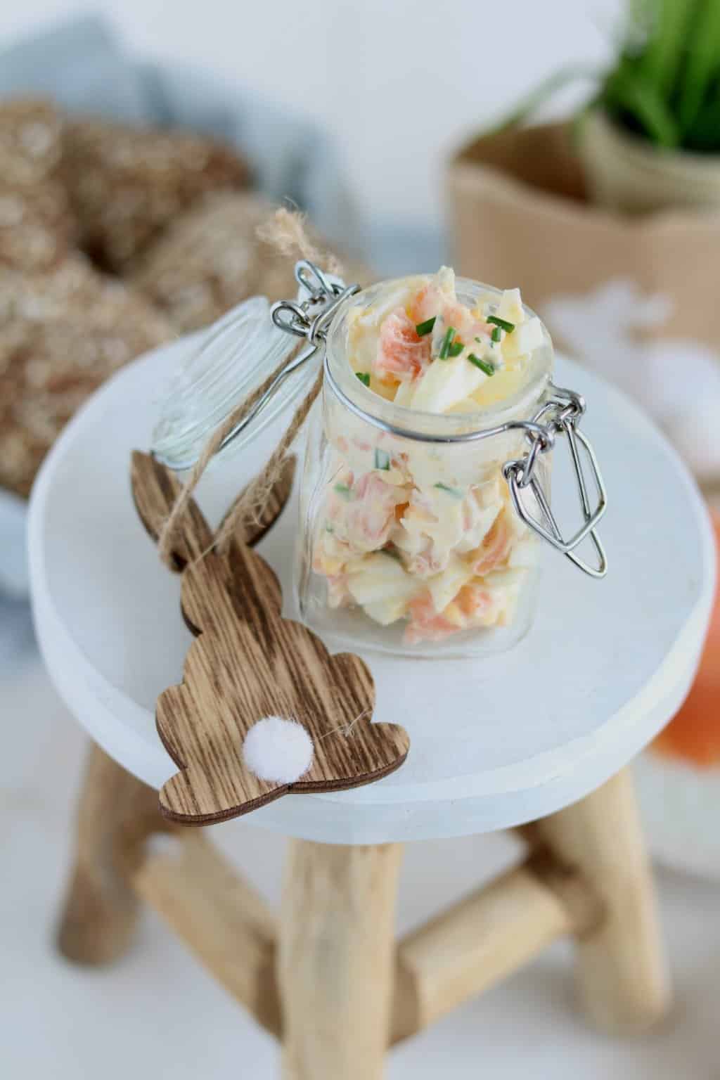 Een ei hoort erbij met Pasen. Deze romige eiersalade met zalm presenteer je in weckpotjes, dat staat net even feestelijker aan tafel.