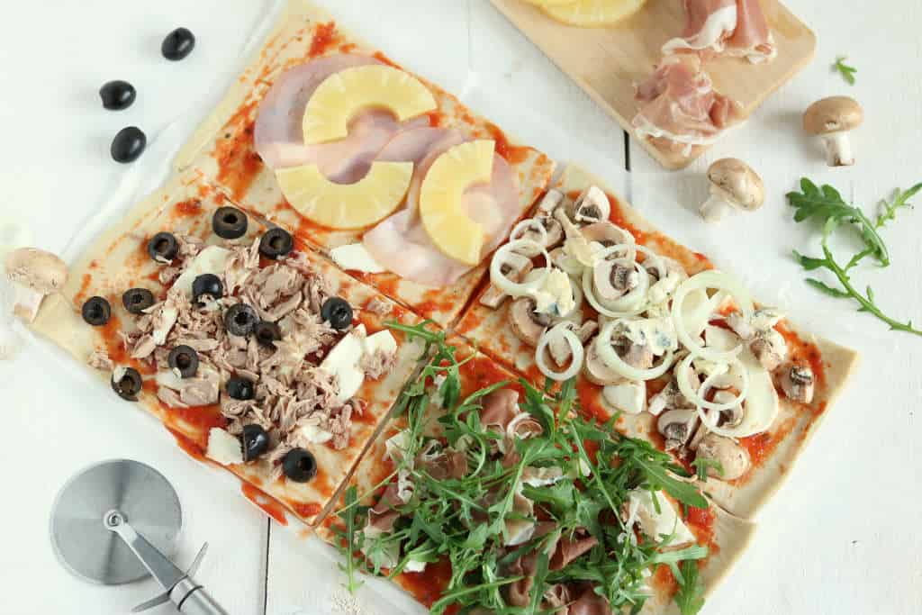 Plaatpizza met vier toppings