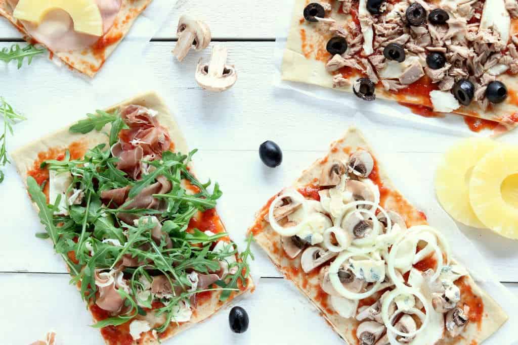 Plaatpizza met vier toppings