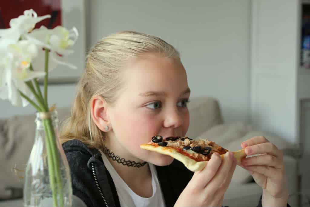 Plaatpizza met vier toppings