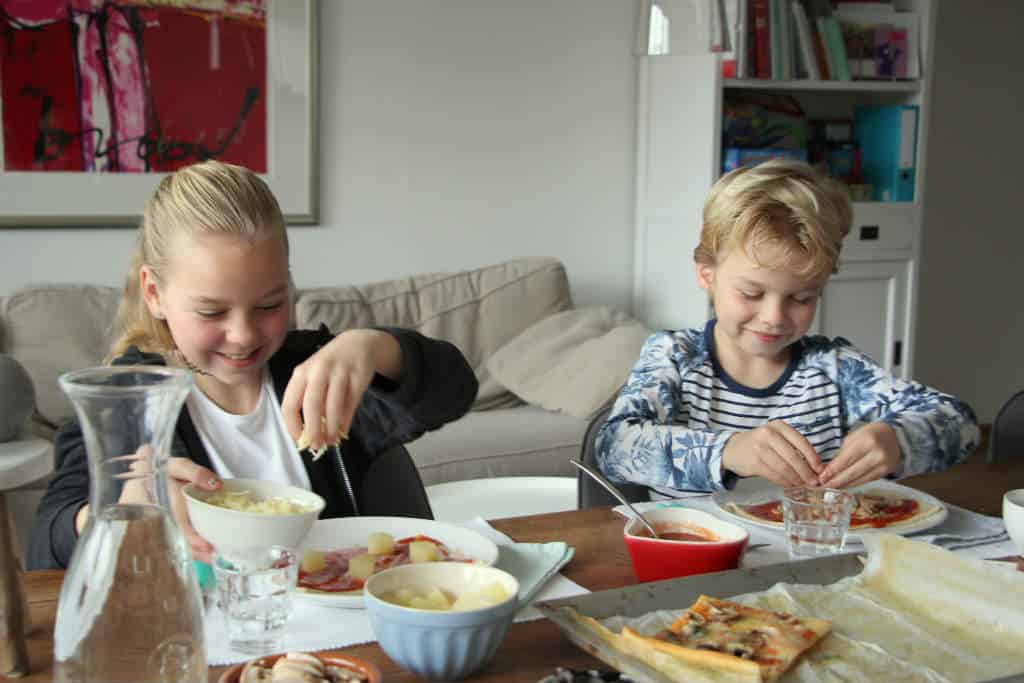 Plaatpizza met vier toppings