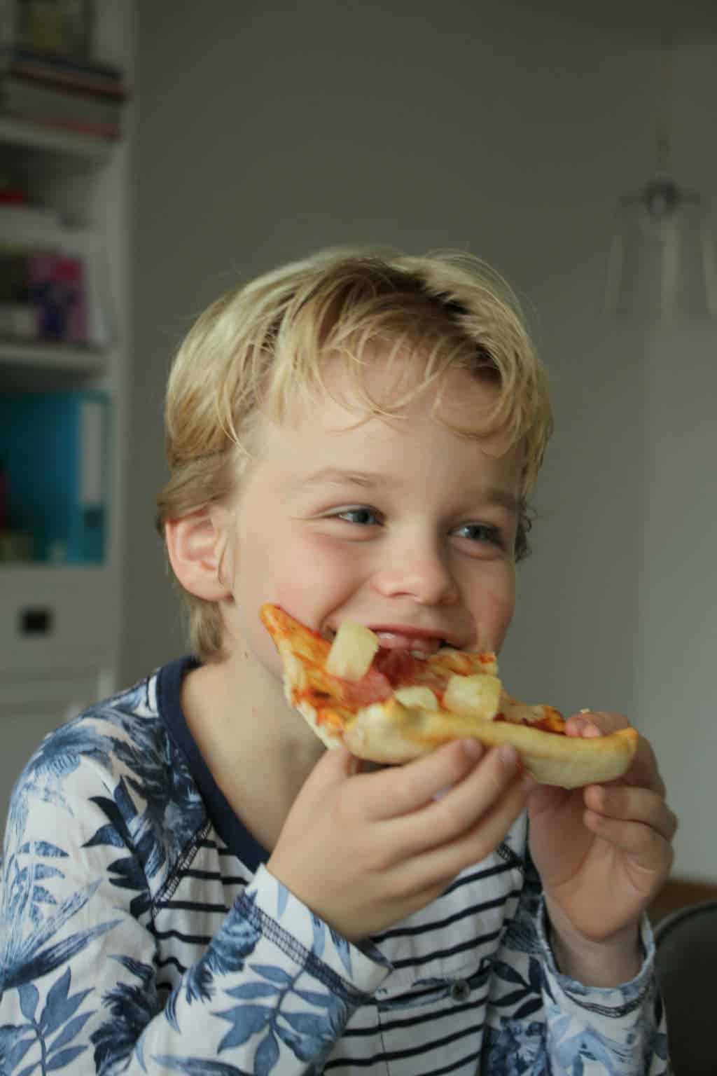 Plaatpizza met vier toppings
