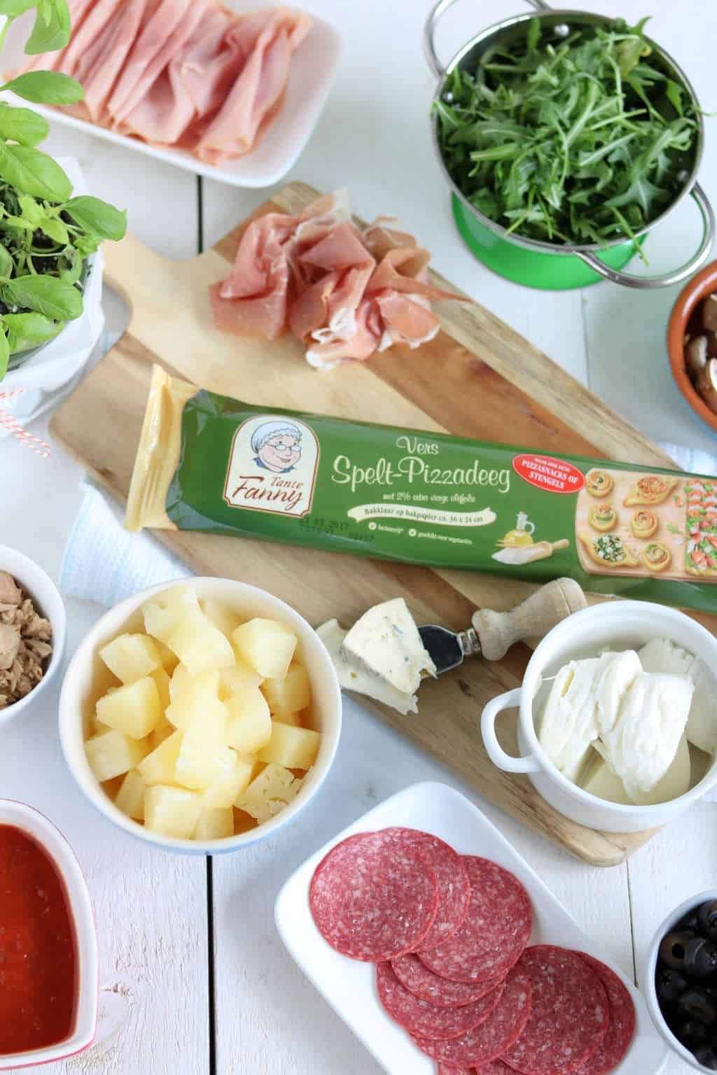 Plaatpizza met vier toppings 