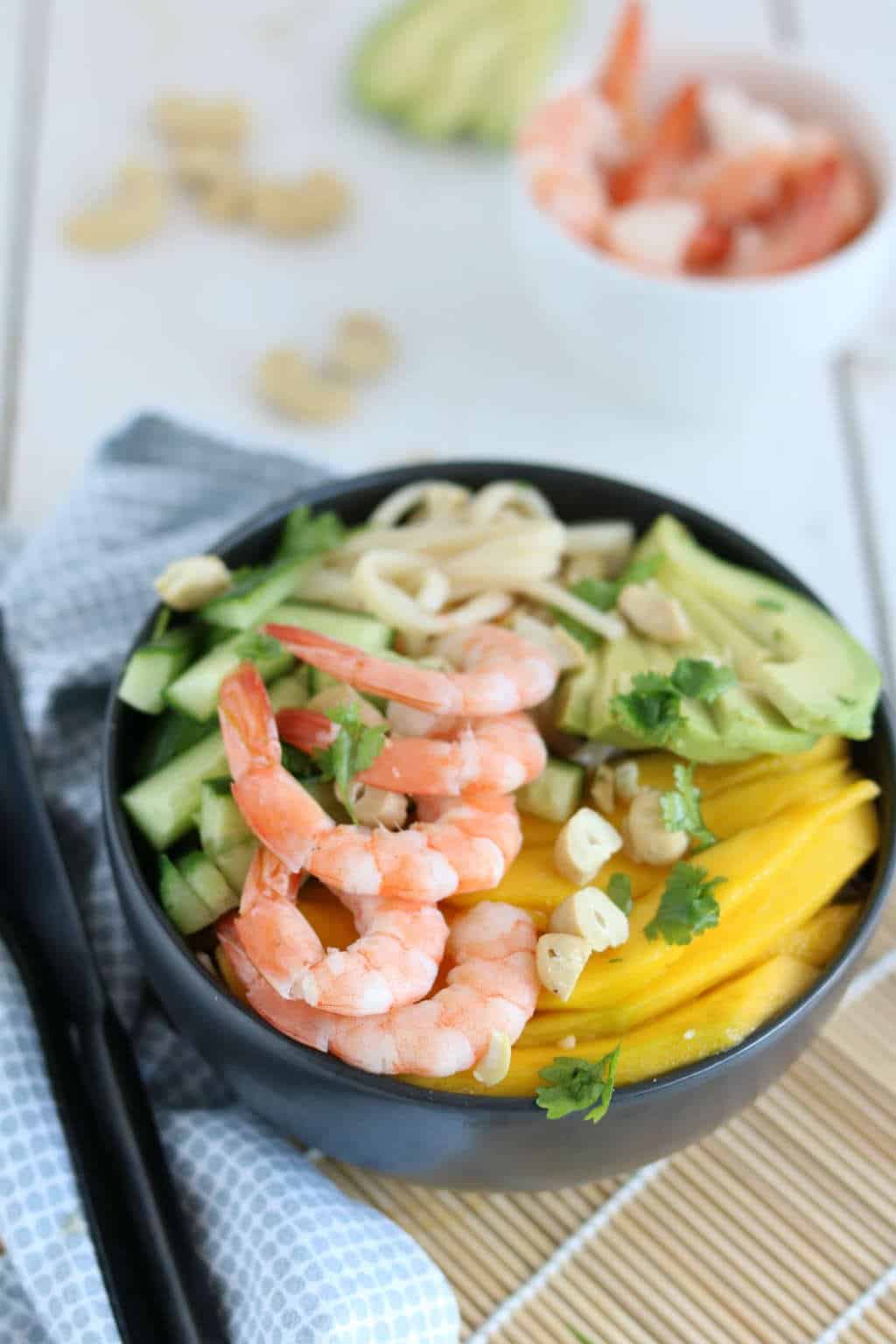 Noedels met mango en garnalen en avocado