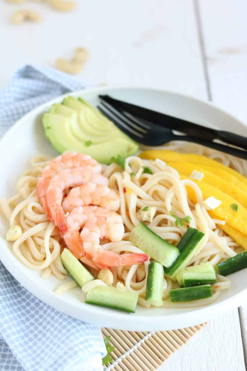 Noedels met mango en garnalen en avocado 