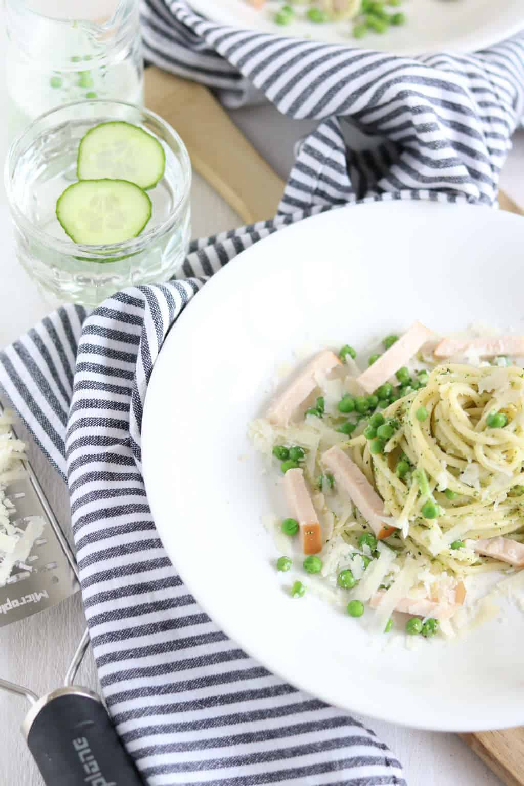 Spaghetti met broccoli saus en doperwten