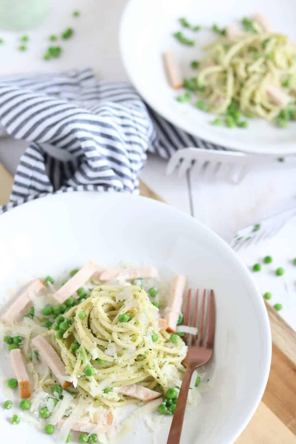 Spaghetti met broccoli saus en doperwten