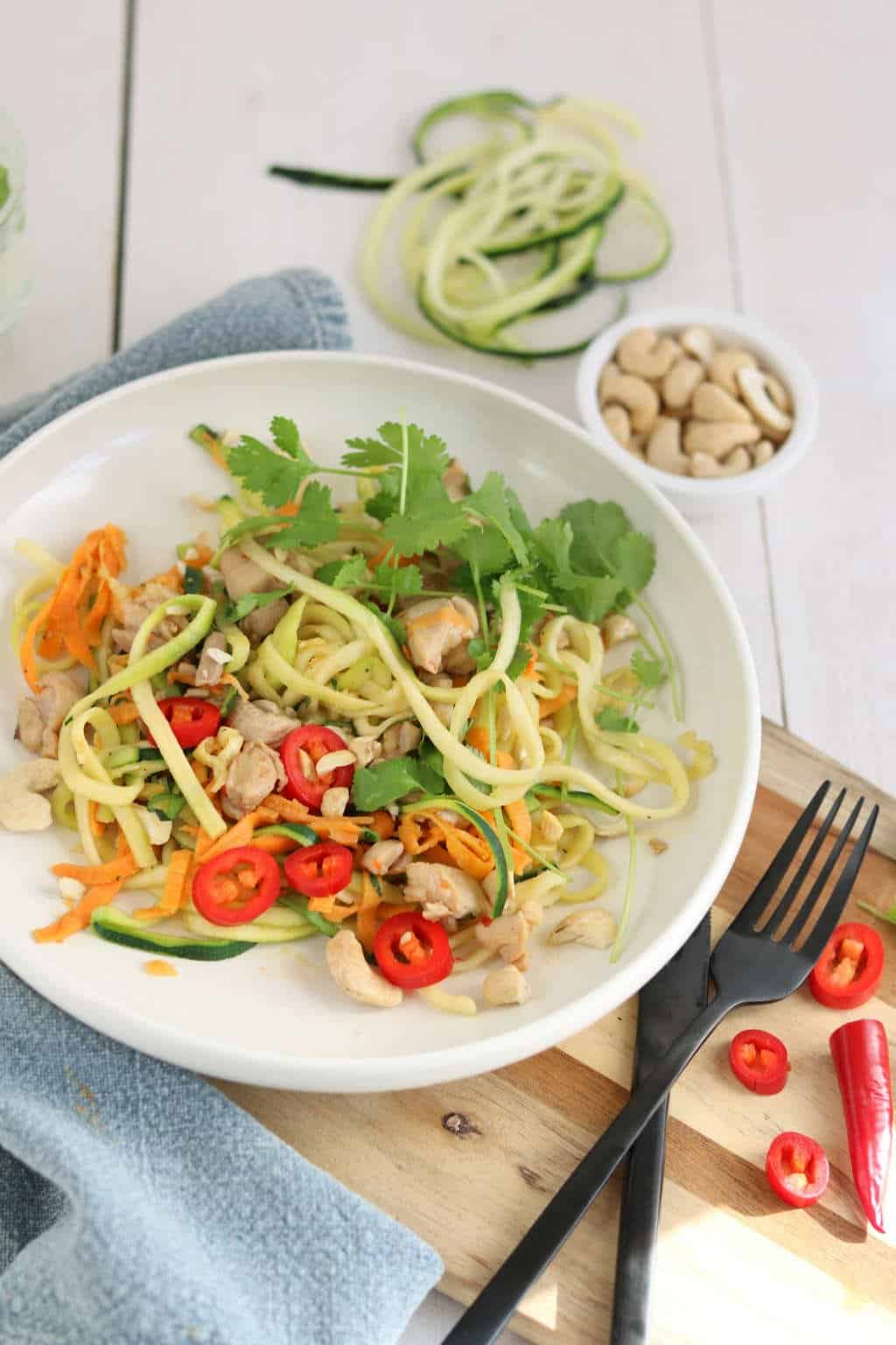 Thaise kip met courgette noedels en zoete aardappel