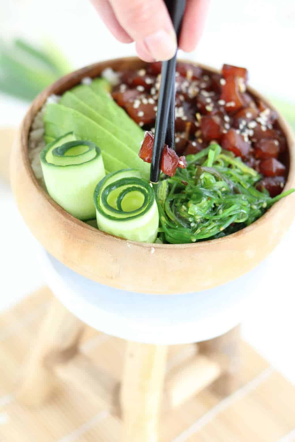 De ideale makkelijke maaltijd op de vrijdag: een poké bowl met tonijn, avocado en zeewier. De marinade is goddelijk en dat wil je echt geprobeerd hebben. #vis #tonijn 