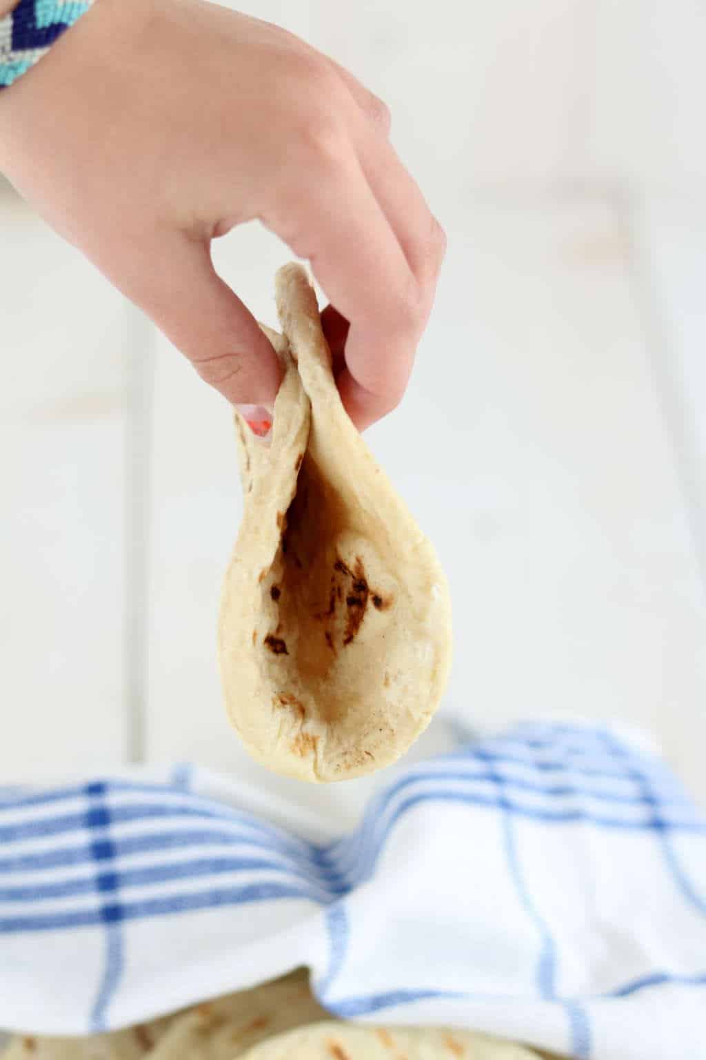 Een waarschuwing vooraf je wilt nooit meer kant en klare pita broodjes als je deze zelfgemaakte pita's hebt gemaakt. 