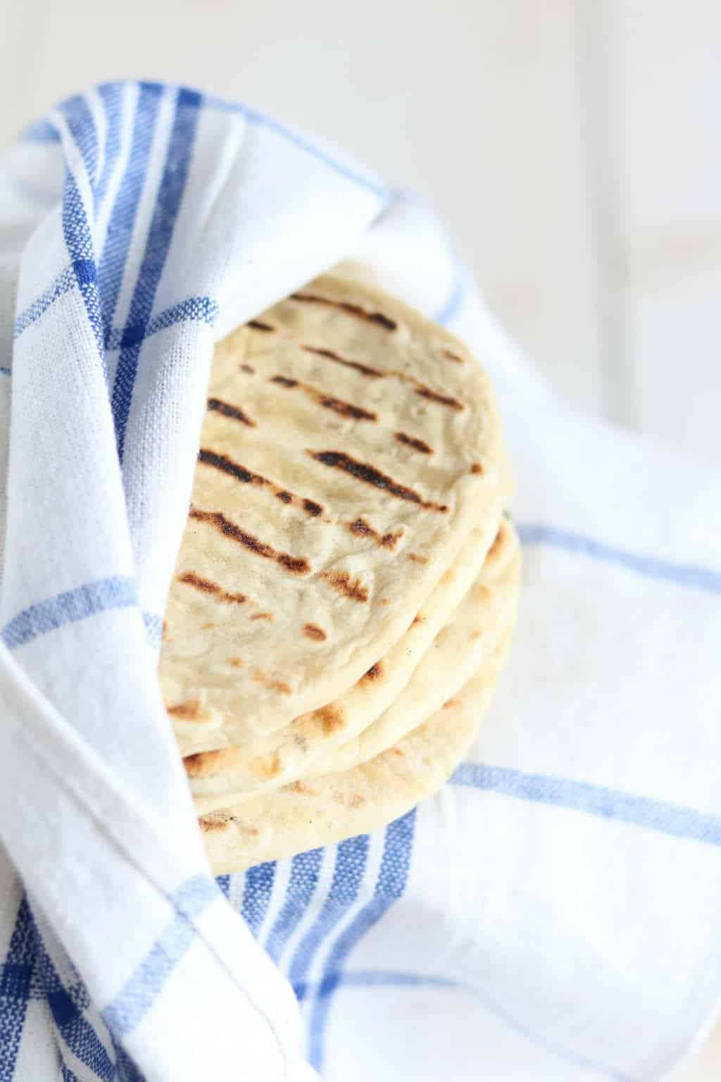 Zelf pitabroodjes maken met slechts 4 ingrediënten. De lekkerste Griekse pita broodjes maak je vanaf nu zelf. 
