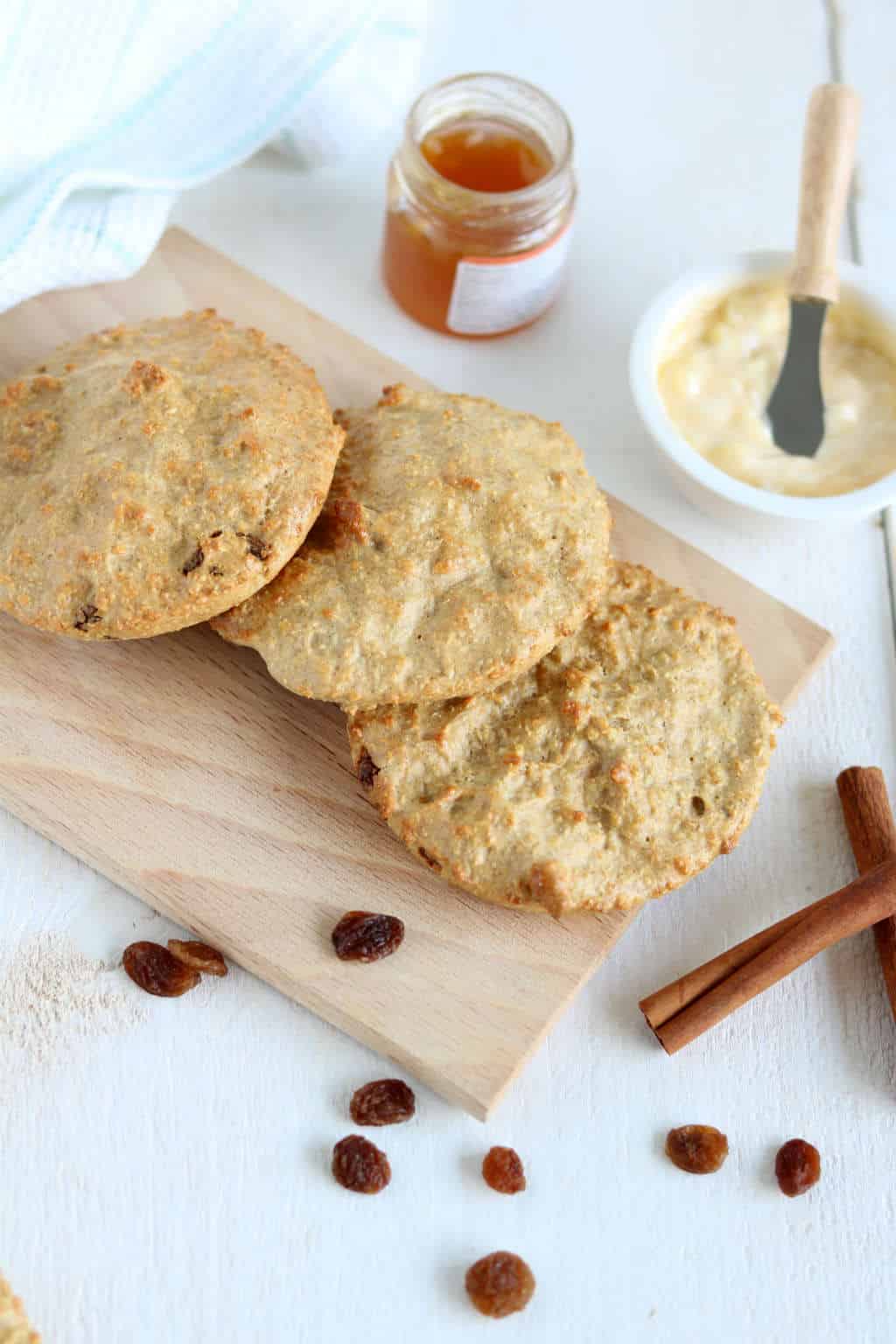 Zoete havermout broodjes met abrikozen créme. Maak zelf havermoutbroodjes met 5 ingrediënten en maak een heerlijke zoete topping met roomkaas en jam. Een heerlijke verwennerij voor het weekend, ontijt, brunch of Pasen. Klik snel op de foto voor het recept. #havermout #pasen #zelfbroodmaken