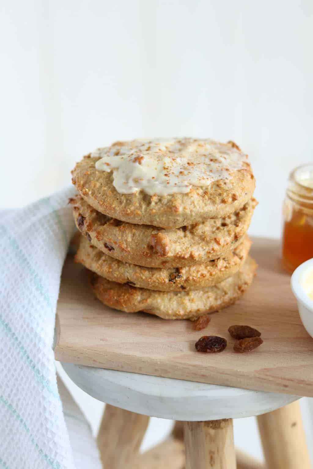 Zelf havermoutbroodjes maken. Met slechts 5 ingrediënten kun je zelf havermoutbroodjes maken. De zoete topping met jam en roomkaas geeft de havermoutbroodjes een heerlijke smaak. Probeer het recept zelf uit, klik hiervoor op de foto. #havermout 