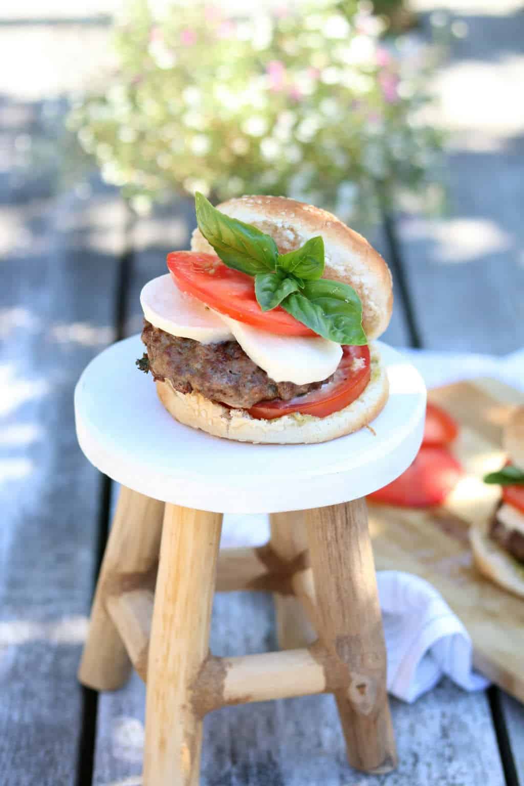Caprese burgers met pesto mayonaise