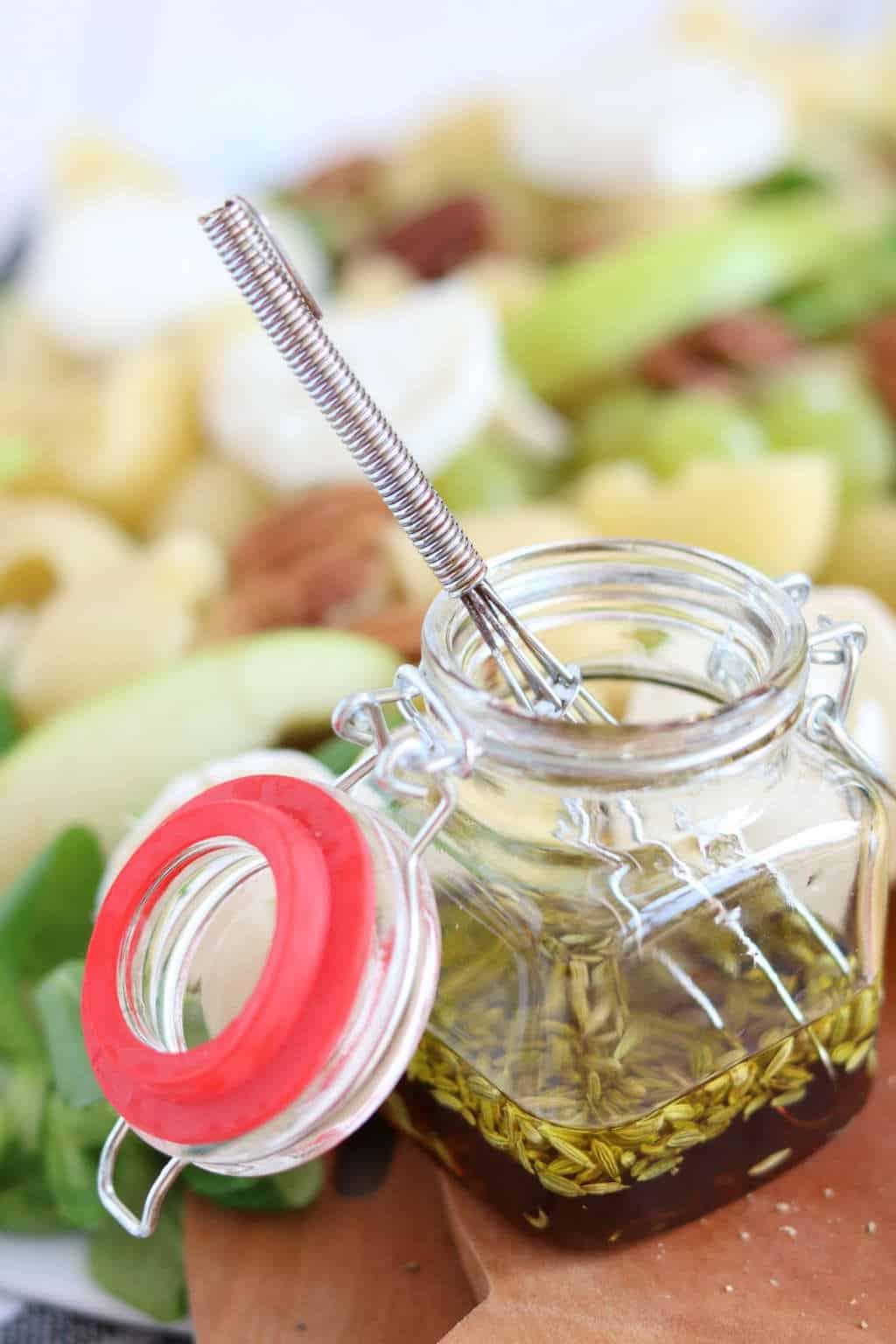 Pastasalade met geitenkaas, druiven en noten. Een maaltijdsalade voor een zomerse dag.