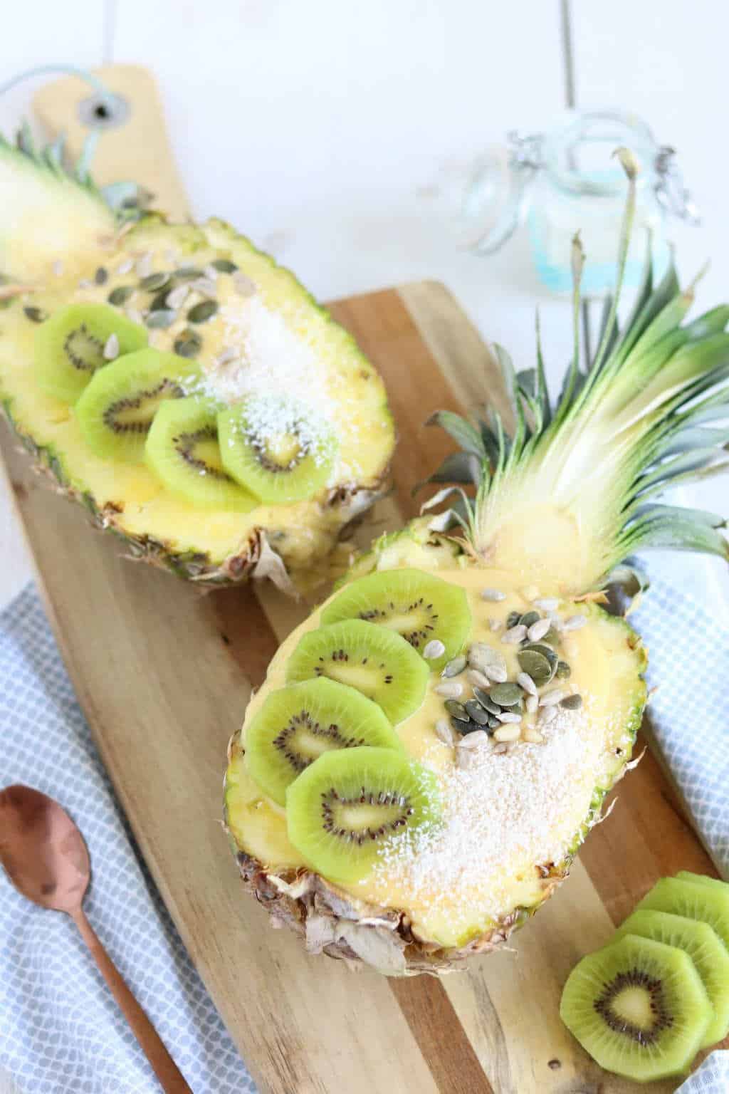 Smoothie bowl met mango en kokos, een lekker tropisch ontbijt. 