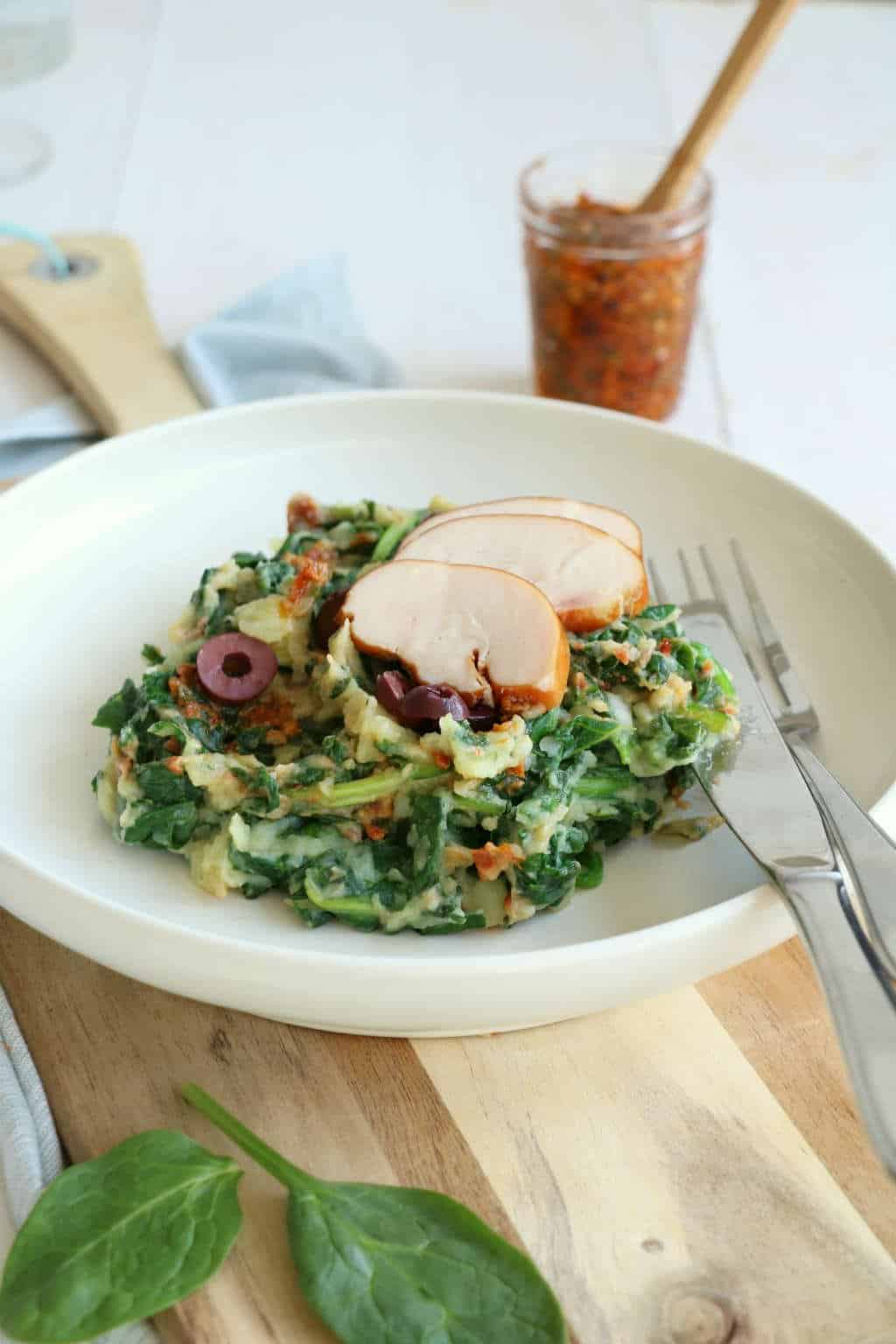 Spinazie stamppot met gerookte kip en rode pesto. Deze zomerse stamppot heeft een Italiaanse twist. 