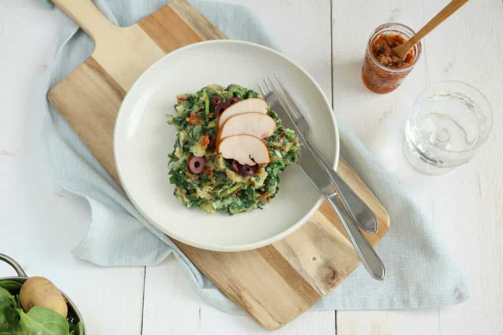 Spinazie stamppot met gerookte kip en rode pesto. Deze zomerse stamppot heeft een Italiaanse twist.