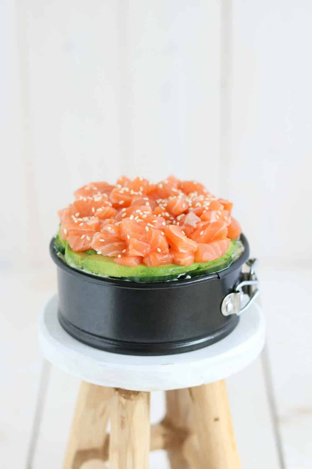 Sushi taart. Het ziet er spectaculair uit en dit recept is makkelijk om te maken. Zelfs makkelijker dan gewone sushi en nog gezond ook. Kijk snel hoe je dit recept maakt. 