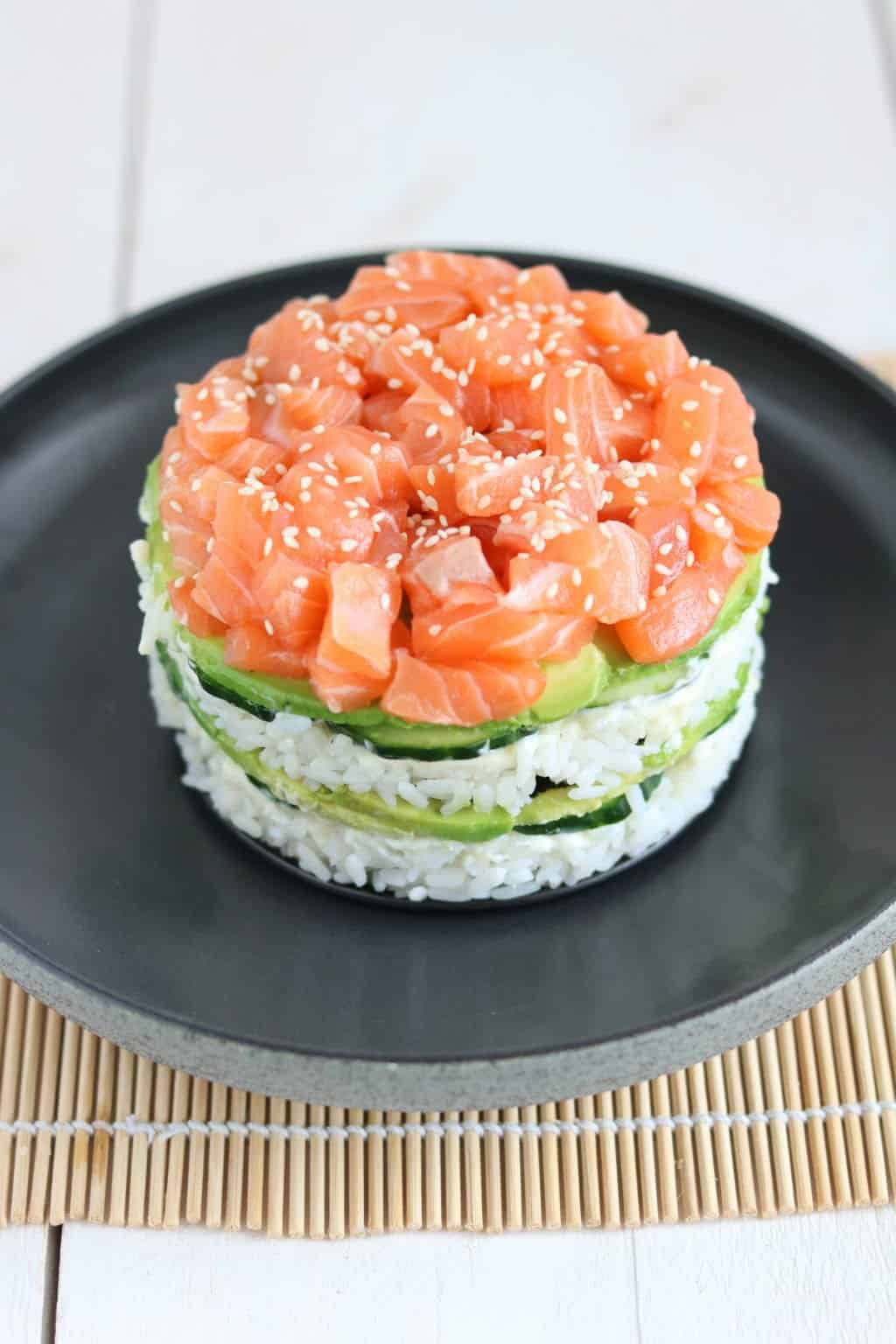 Sushi taart. Het ziet er spectaculair uit en is makkelijk om te maken.