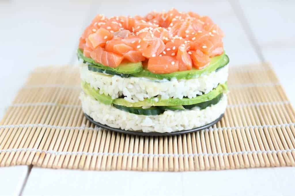 Sushi taart. Het ziet er spectaculair uit en is makkelijk om te maken.