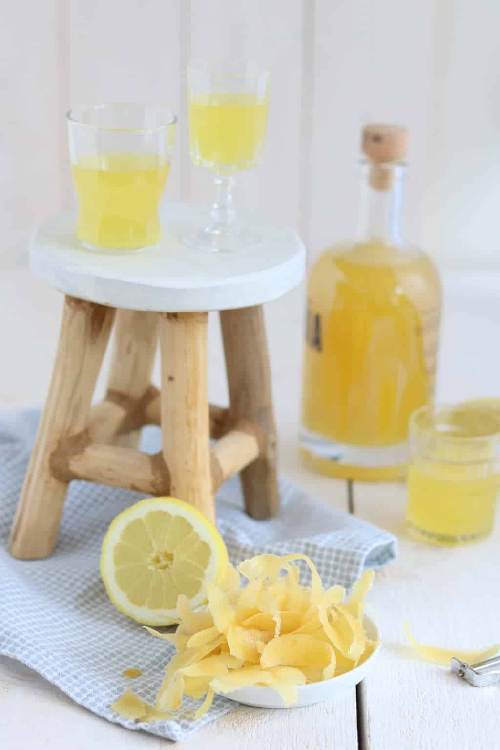 Maak zelf deze Italiaanse likeur met Sorrento citroenen, suiker en alchohol. 